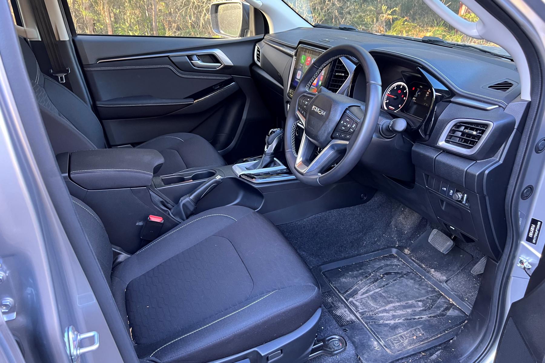 Isuzu D-Max LS-U Dual Cab Trayback 4WD Ute interior front seats 2