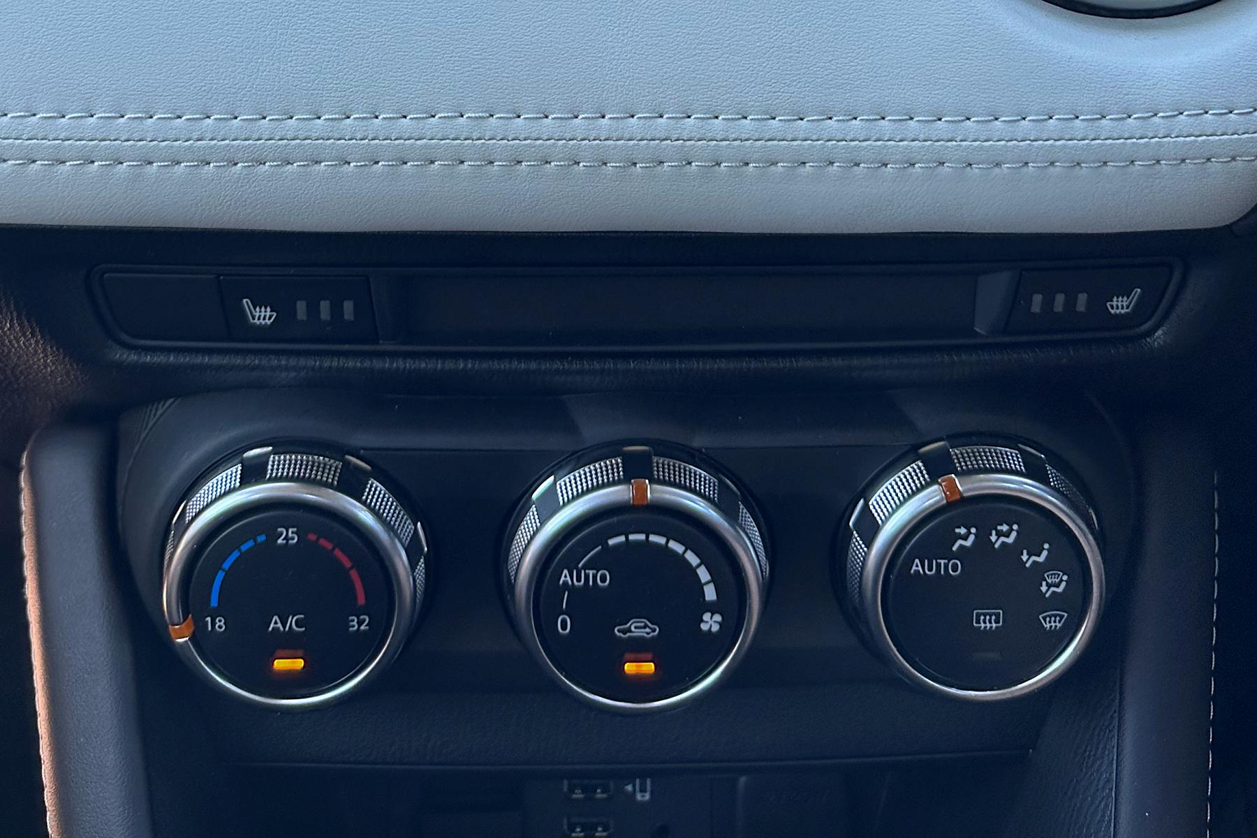 Mazda CX-3 Akari central screen lower controls