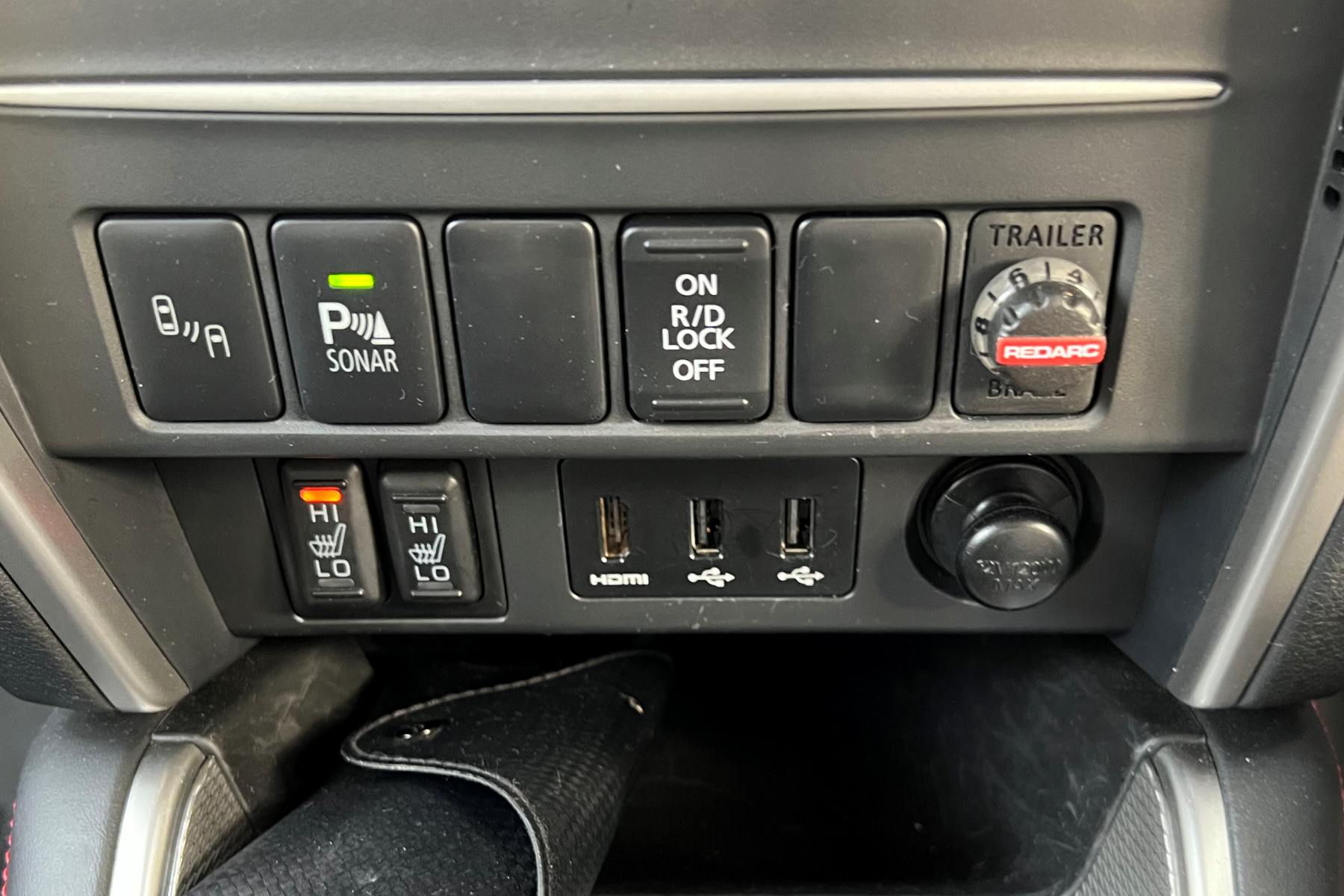 Mitsubishi Triton GLS Sport 4WD Dual Cab Ute central stack controls