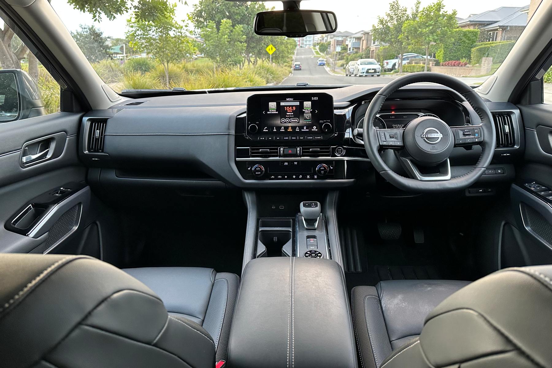 2023 Nissan Pathfinder Ti interior front