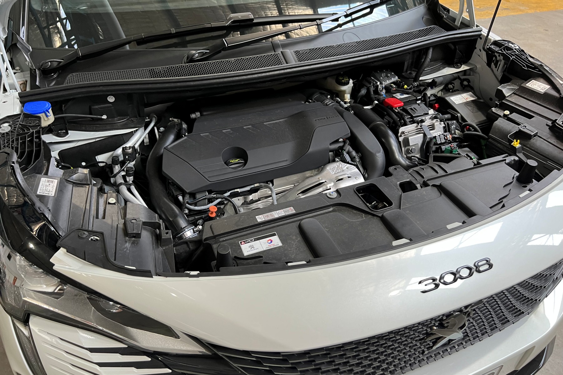 2022-Peugeot-3008-GT-Sport-engine