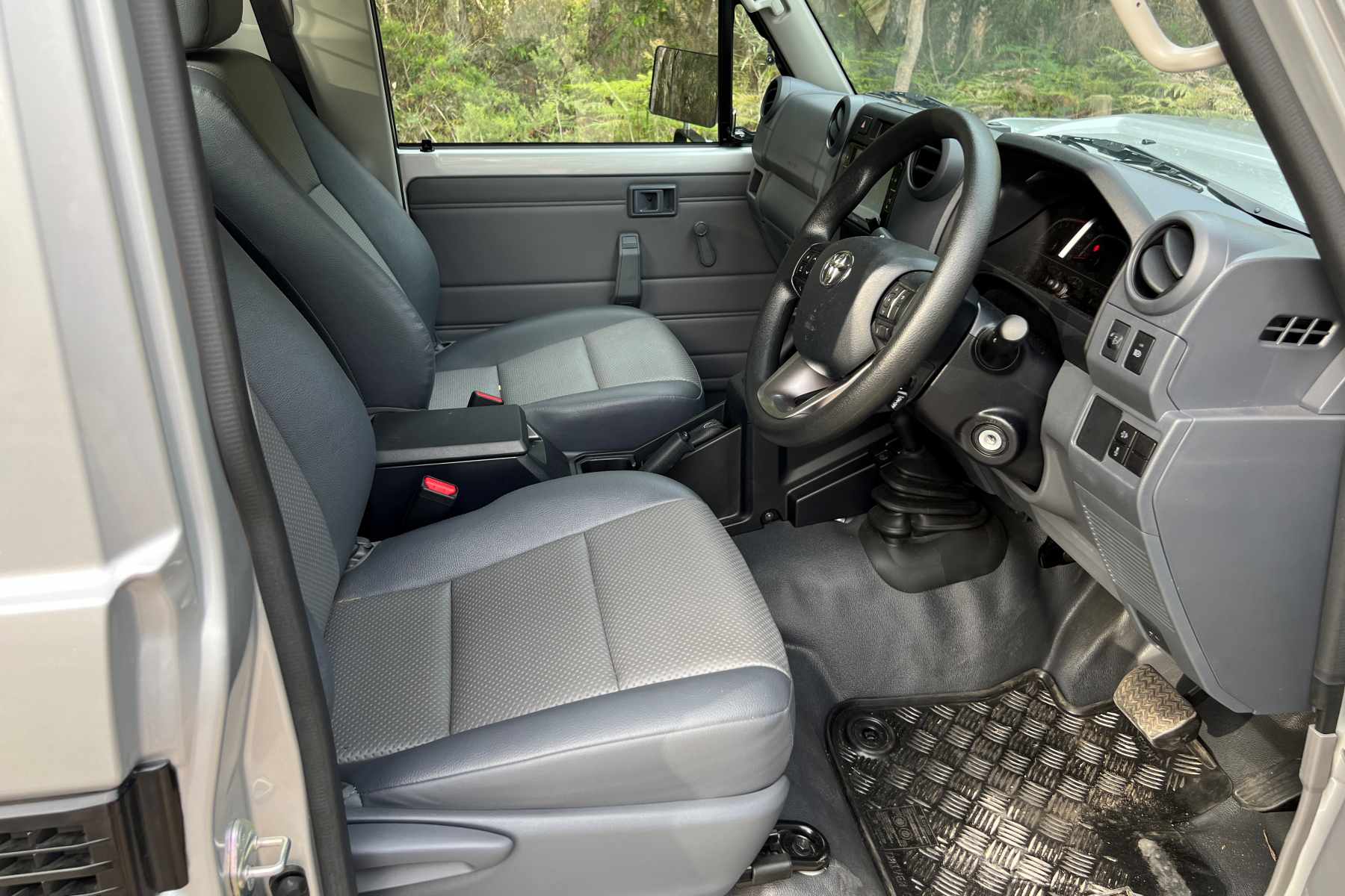 Toyota LandCruiser single cab chassis Ute front seats