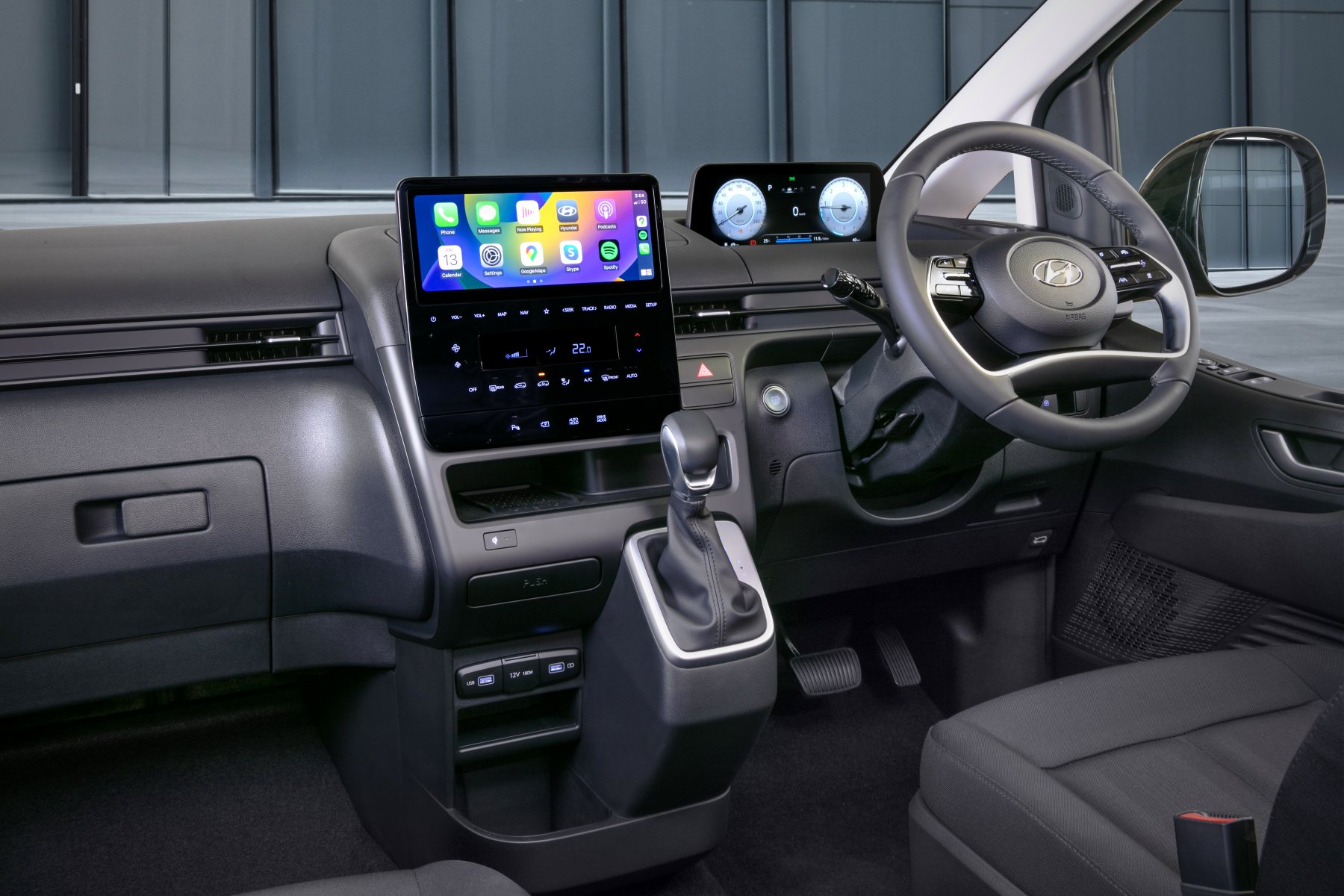 2023-Hyundai-STARIA-LOAD-Premium-interior-3