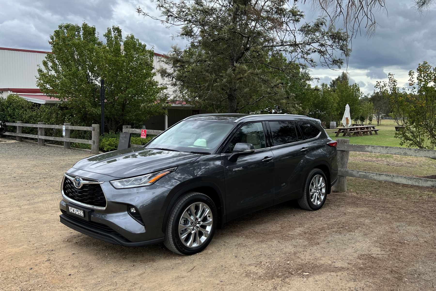 2024 Toyota Kluger Grande Hybrid front quarter 1