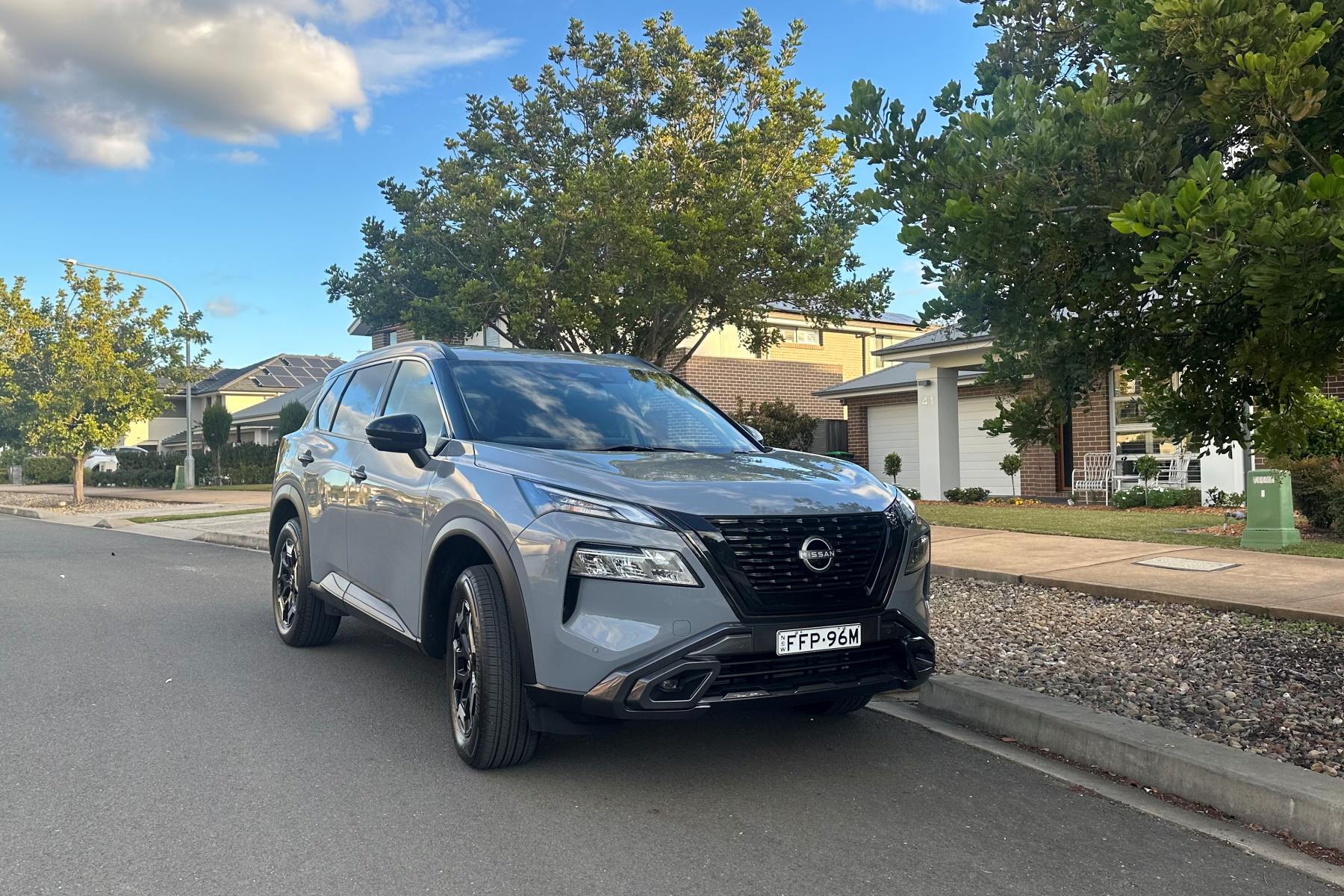 Nissan X-Trail N-Trek front quarter 1