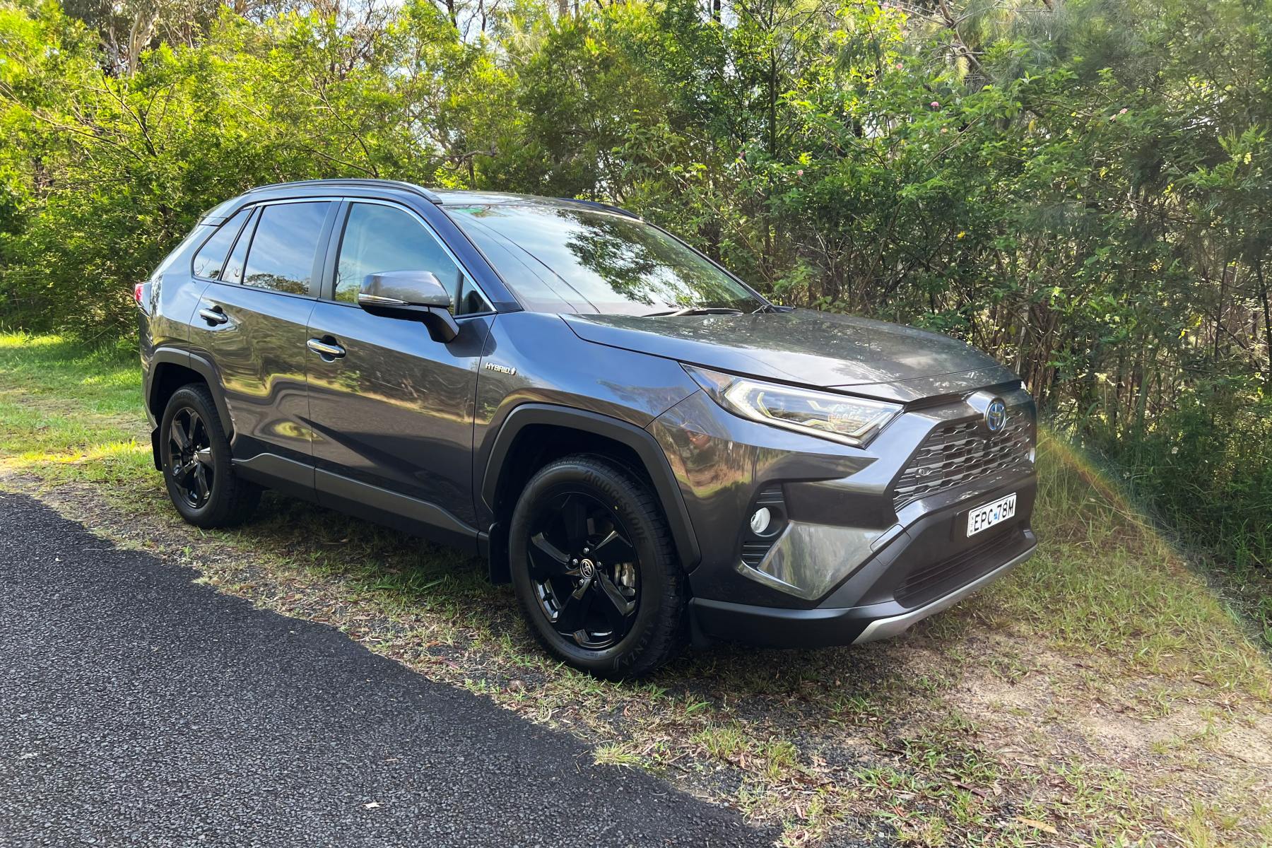 Toyota RAV 4 Cruiser Hybrid front quarter 1