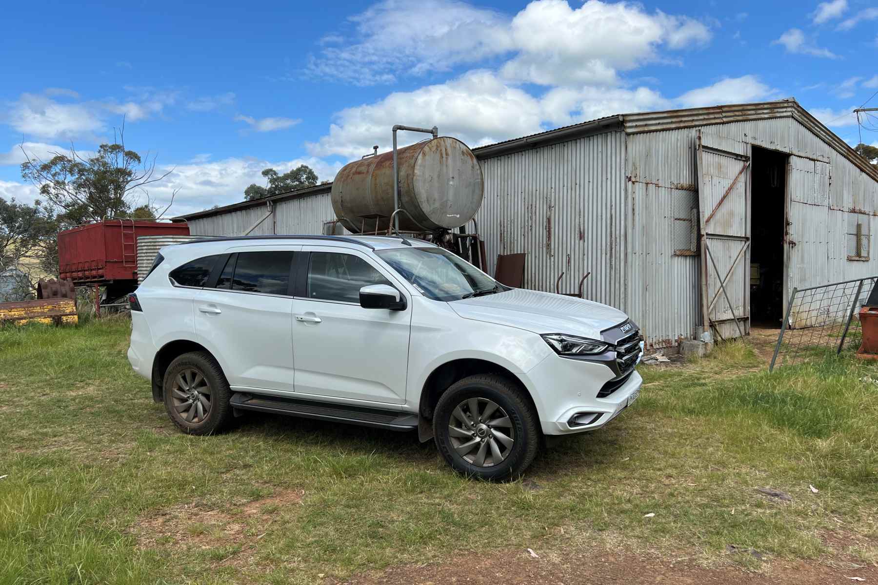 Isuzu MU-X LS-U 1.9L 4WD front quarter 2