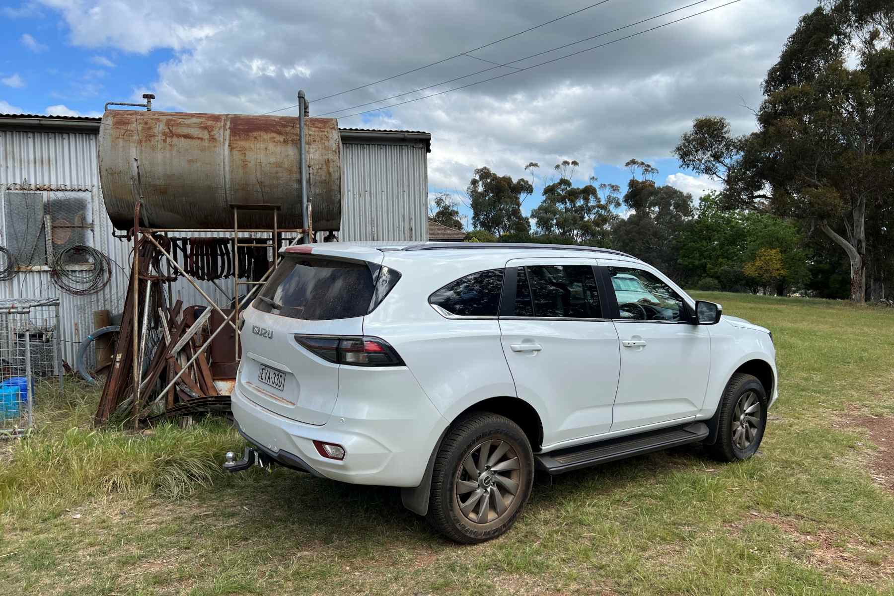 Isuzu MU-X LS-U 1.9L 4WD rear quarter 1