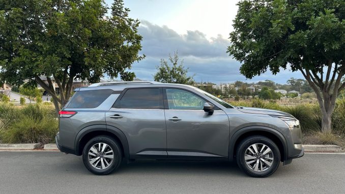 2023 Nissan PathfinderTi exterior profile