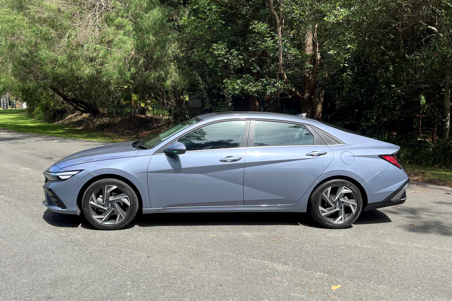 Hyundai i30 Sedan Premium exterior profile 1