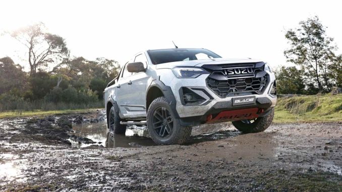 ISUZU D-MAX BLADE_Moonstone White_Off-Road Driving Images (33)