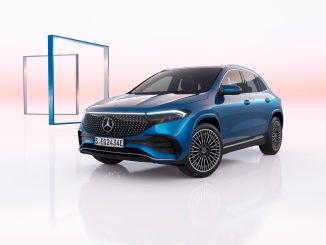 Mercedes-Benz EQA. Exterieur: spektral blau, AMG Line, AMG Leichtmetallräder im Vielspeichen-Design. Interieur: AMG Lederpaket, Leder schwarz