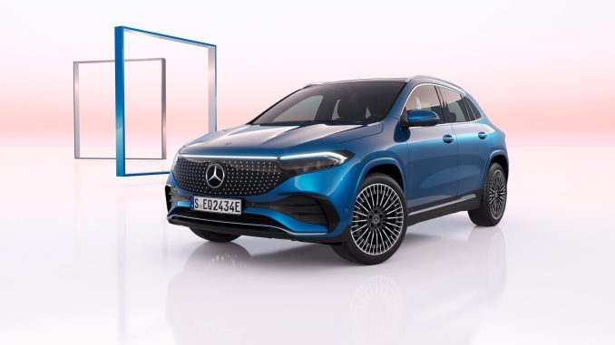 Mercedes-Benz EQA. Exterieur: spektral blau, AMG Line, AMG Leichtmetallräder im Vielspeichen-Design. Interieur: AMG Lederpaket, Leder schwarz