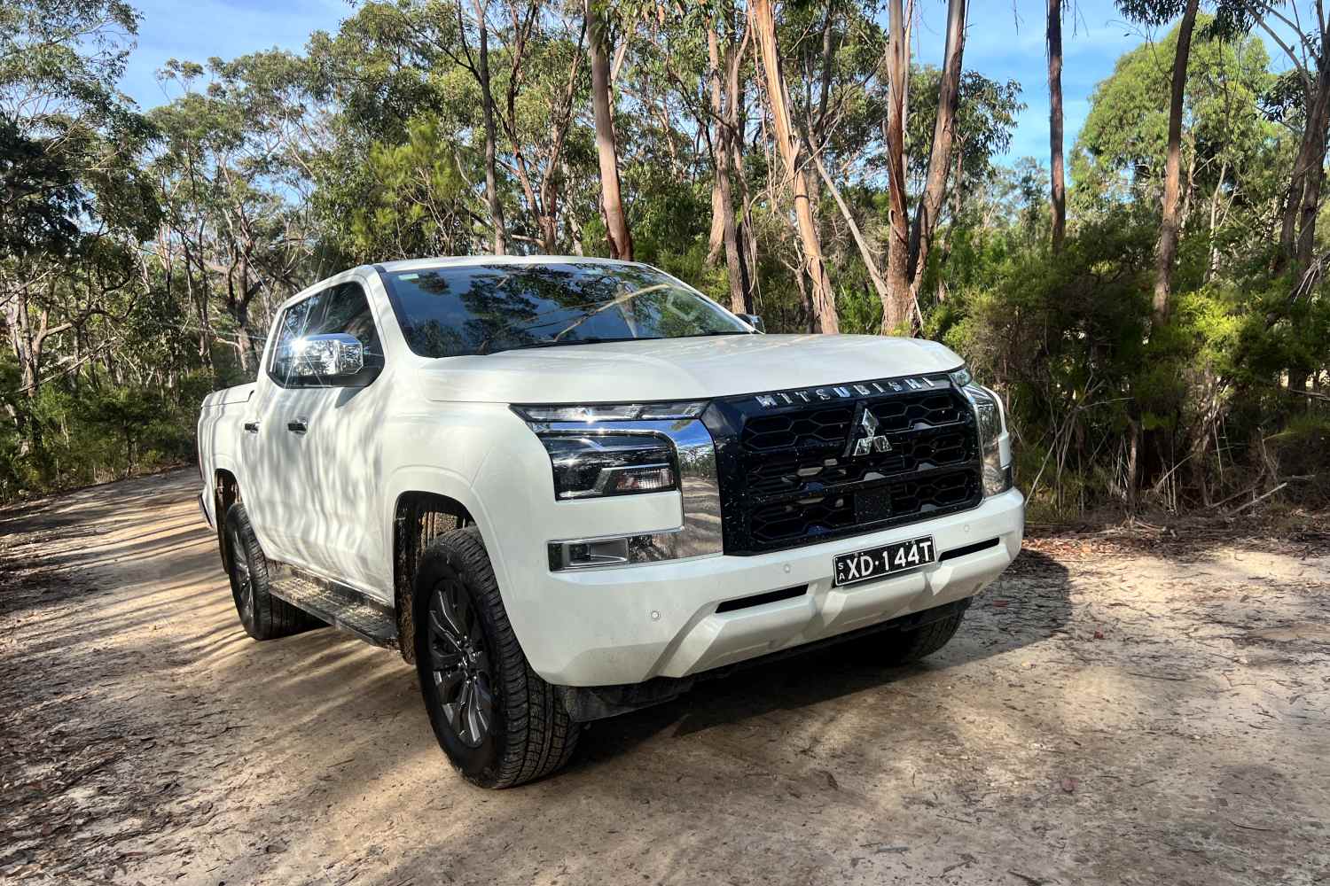 Mitsubishi Triton GLS front grill and quarter 1