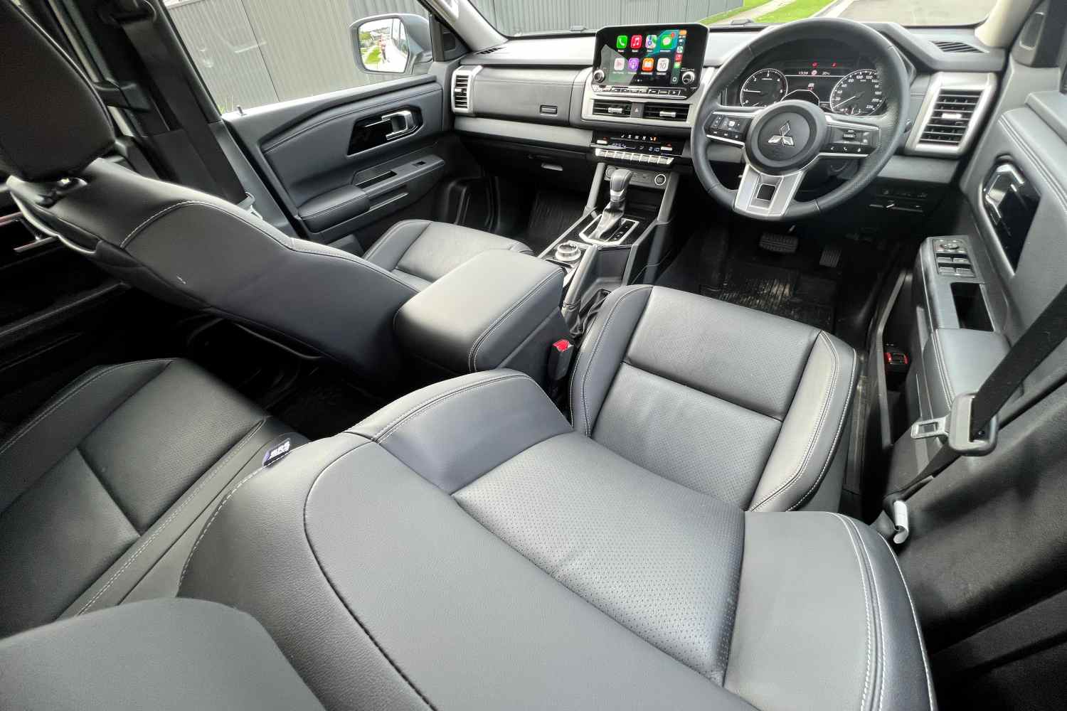 Mitsubishi Triton GLS front interior