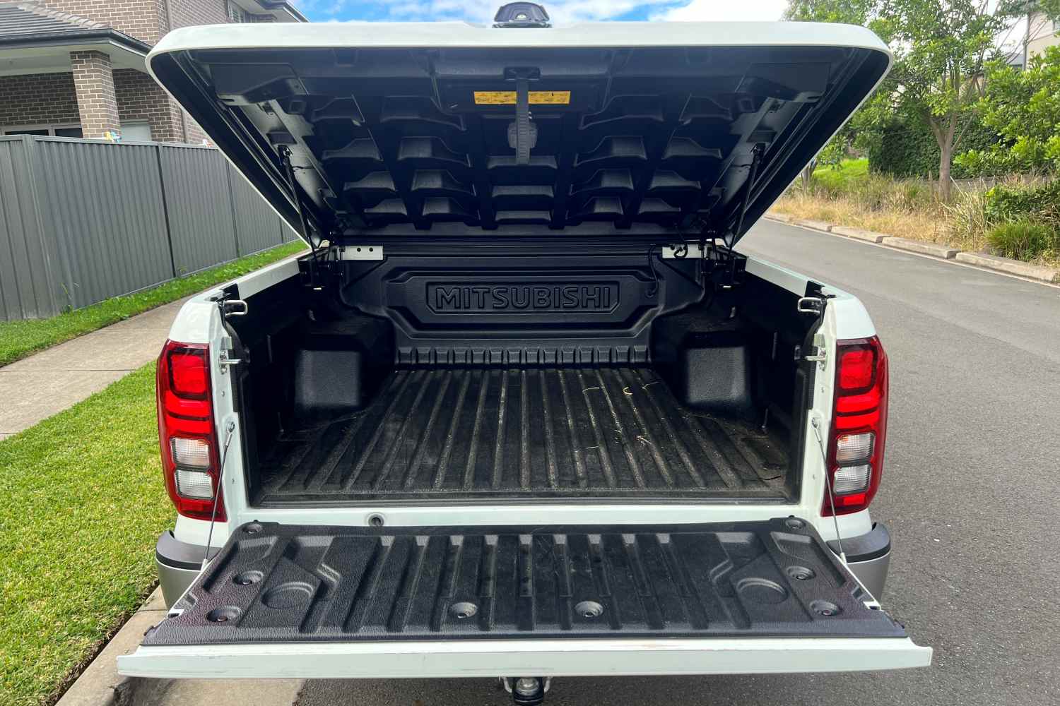 Mitsubishi Triton GLS lined tub with lid