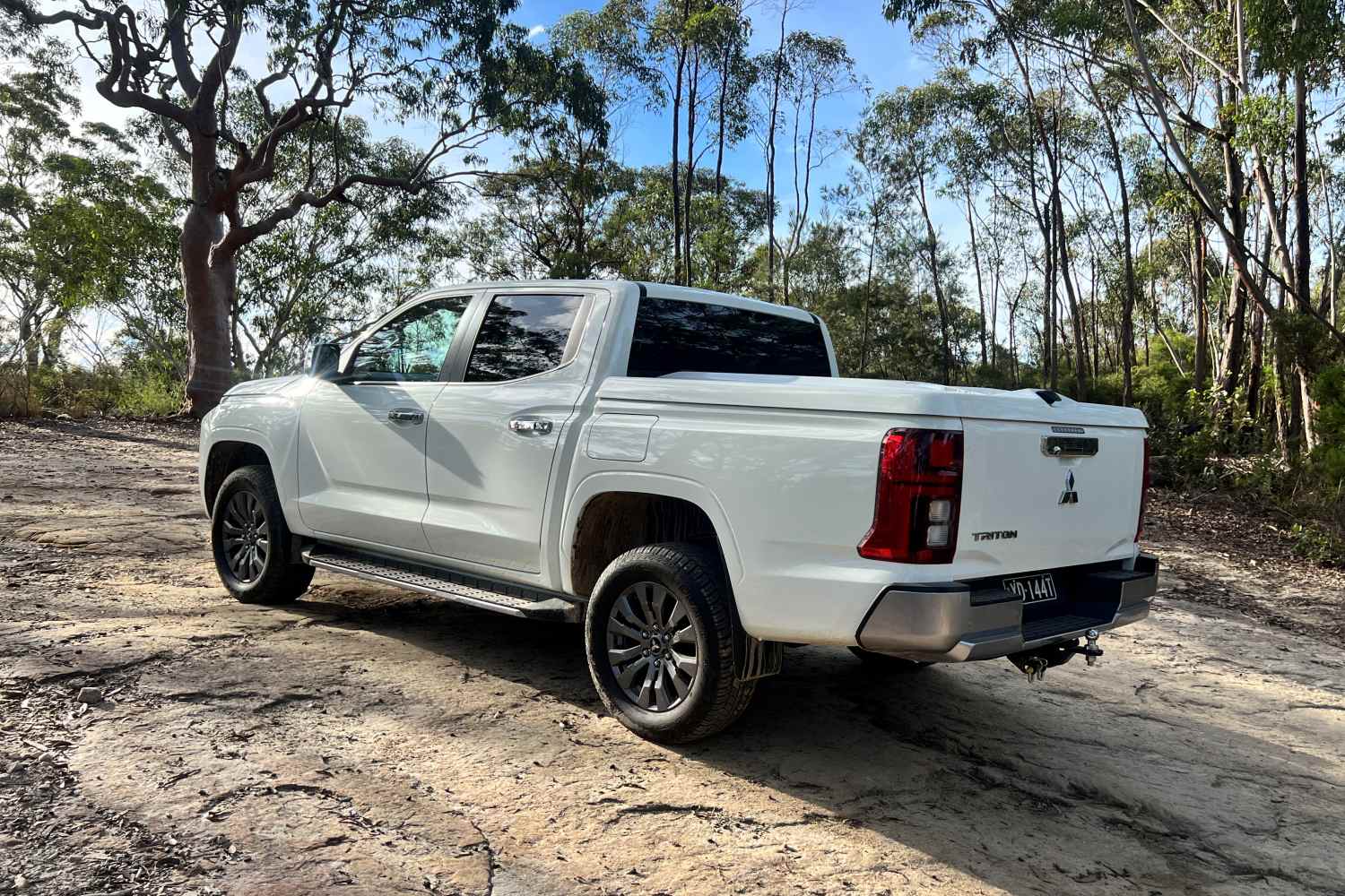 Mitsubishi Triton GLS rear quarter 1