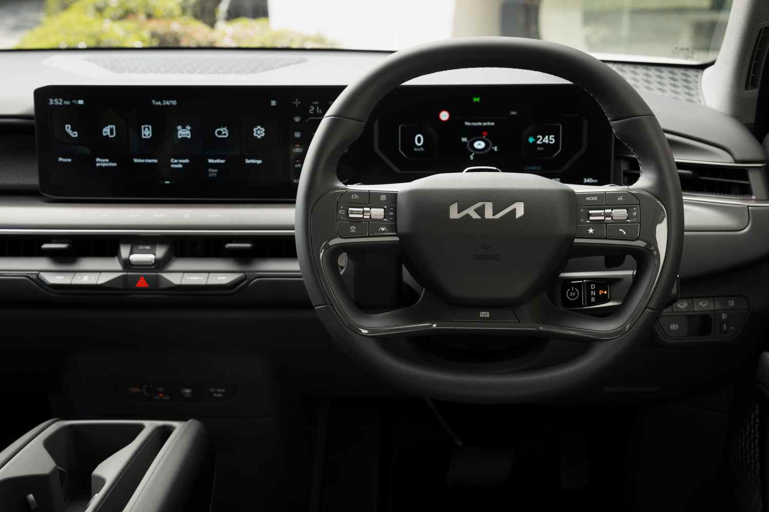 2024 Kia EV9 Air driver and central screen 1