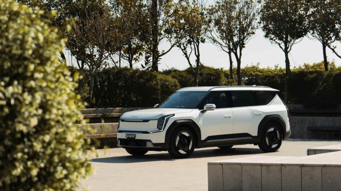 2024 Kia EV9 Air front quarter1