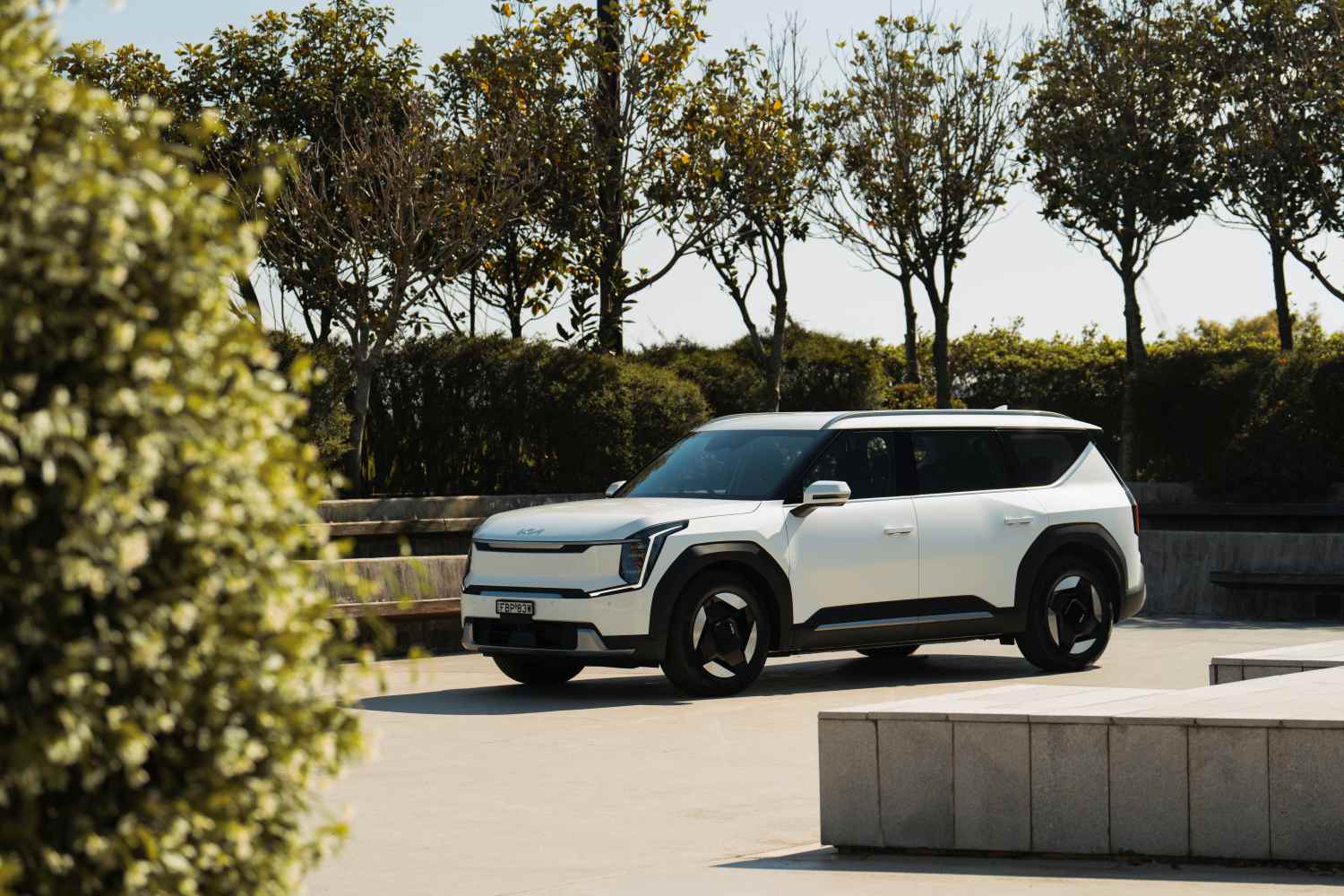 2024 Kia EV9 Air front quarter1