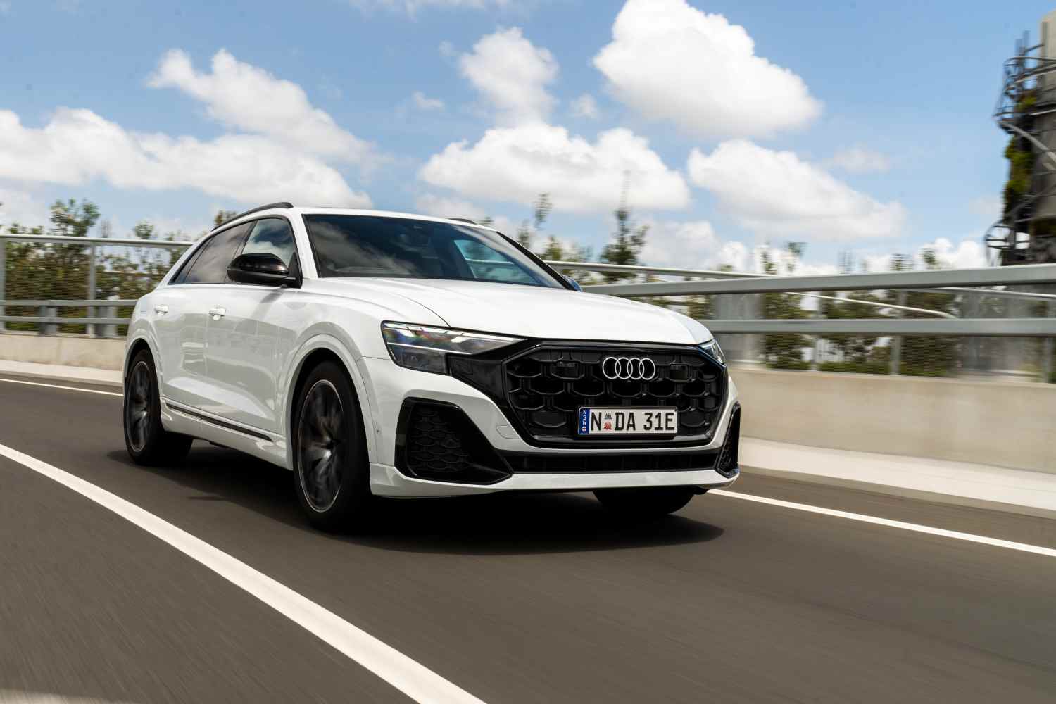 Audi Q8 50 TDi quattro S-Line front driving 1