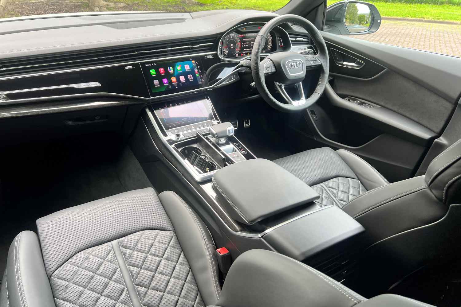 Audi Q8 50 TDi quattro S-Line interior front 1