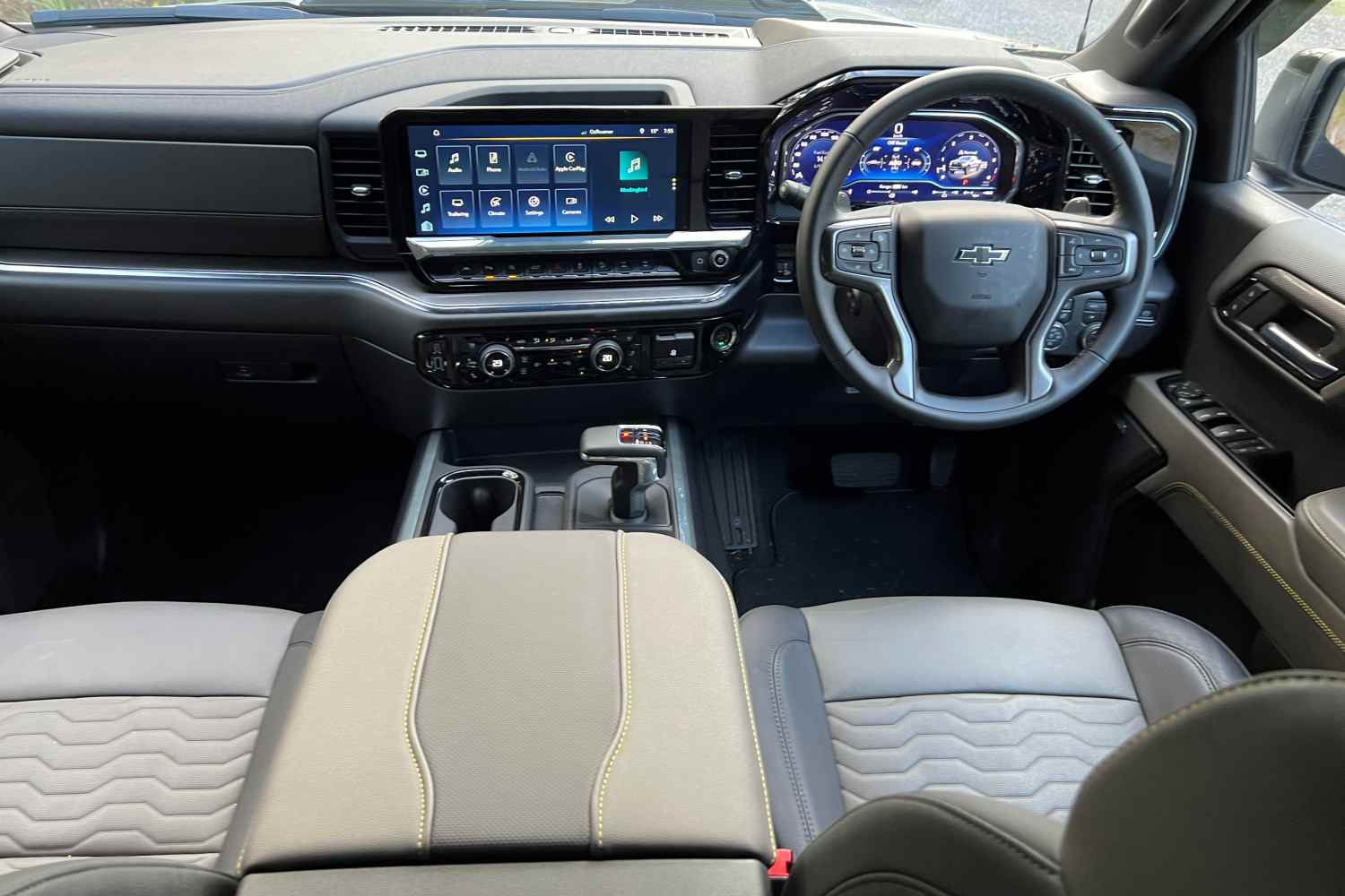 Chevrolet ZR2 interior front 1