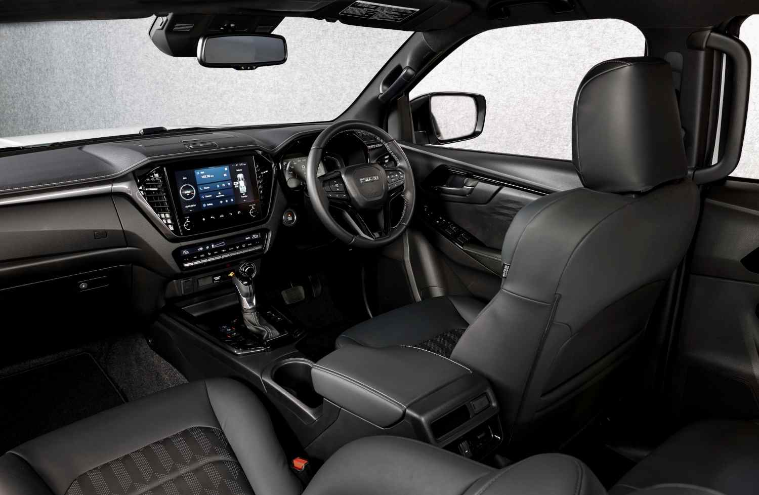 2025 Isuzu D-MAX BLADE Interior Details (11)