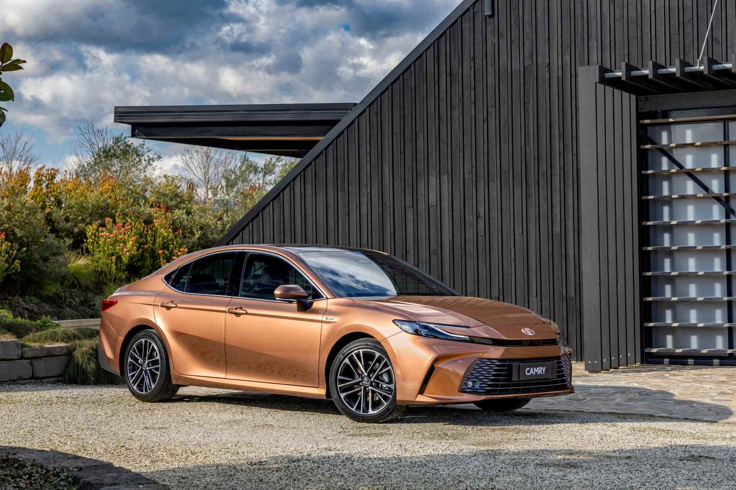 2025 Toyota Camry SL Hybrid front quarter 1