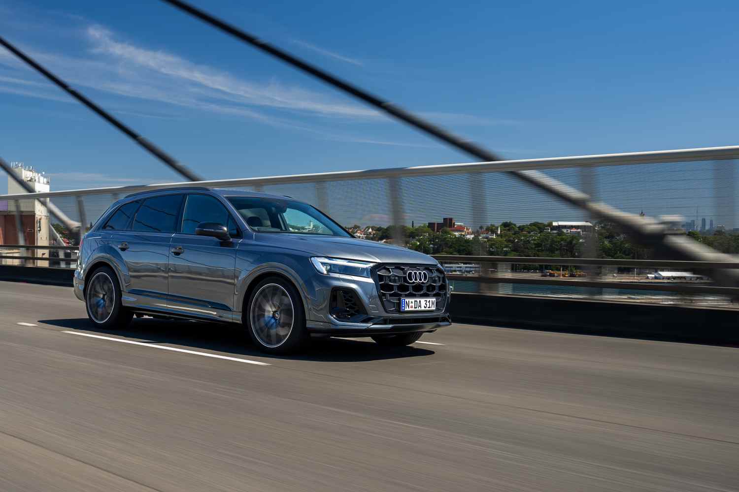 Audi Q7 55 TFSI driving 1