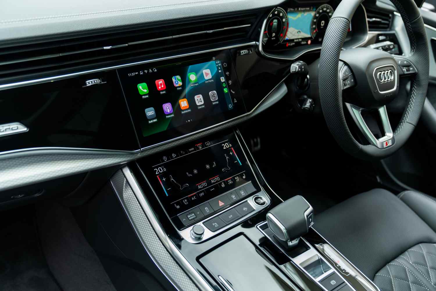 Audi Q7 55 TFSI front interior 1