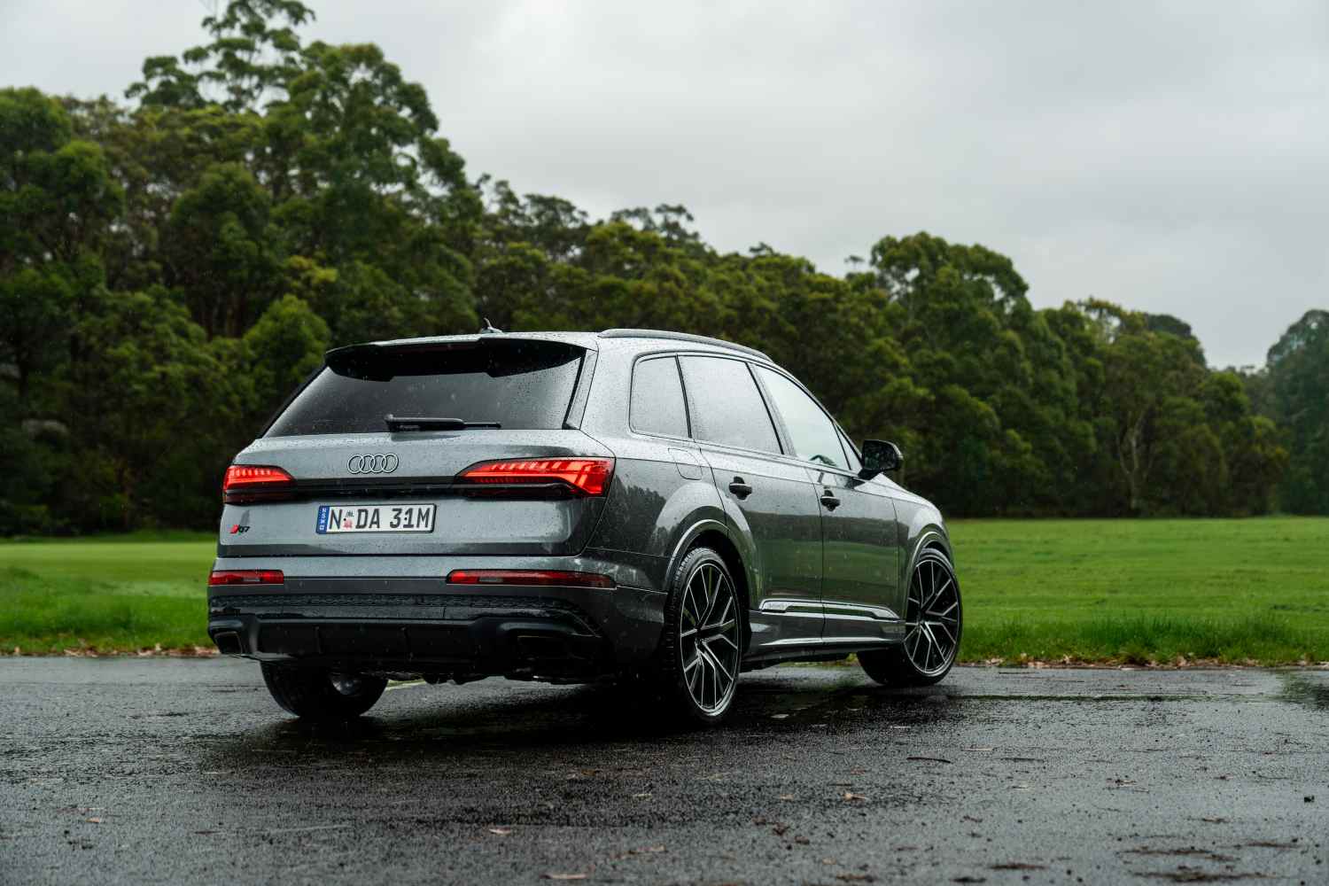 Audi Q7 55 TFSI rear quarter 1