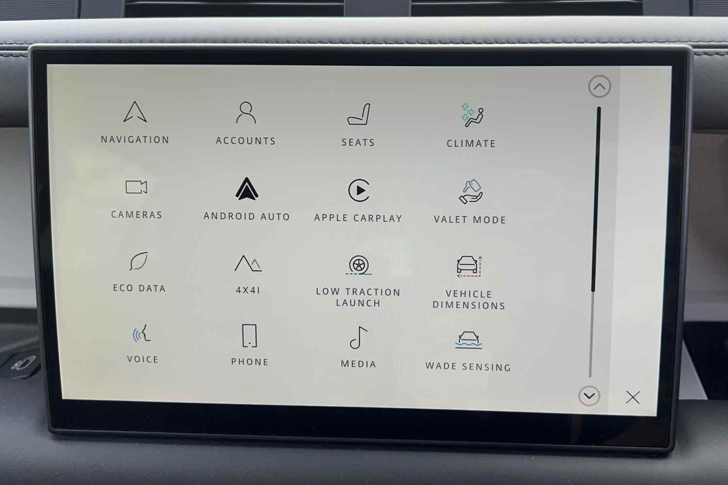 Land Rover Defender 130 x-dynamic D350 central screen 1