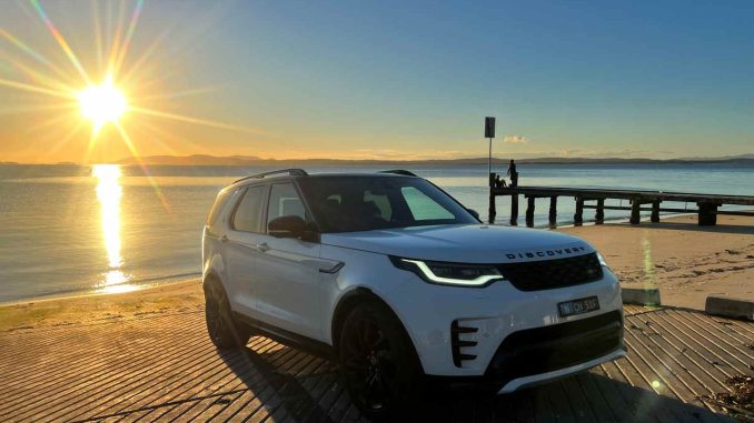Land Rover Discovery D350 35TH Anniversary edition front quarter 1