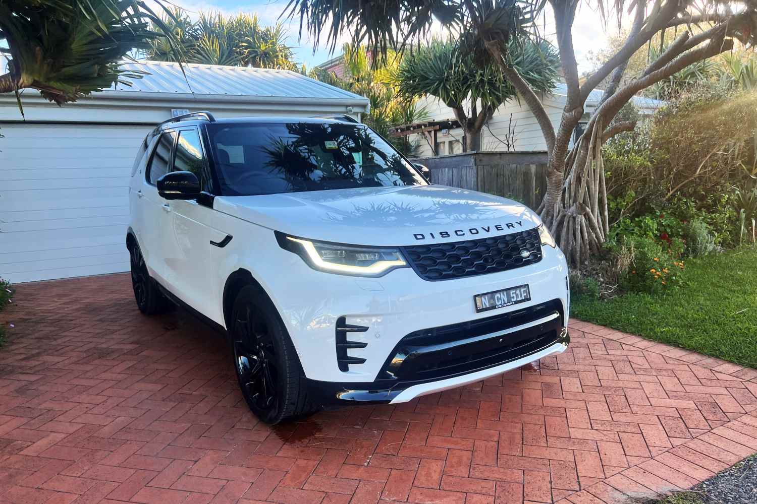 Land Rover Discovery D350 35TH Anniversary edition front quarter 2
