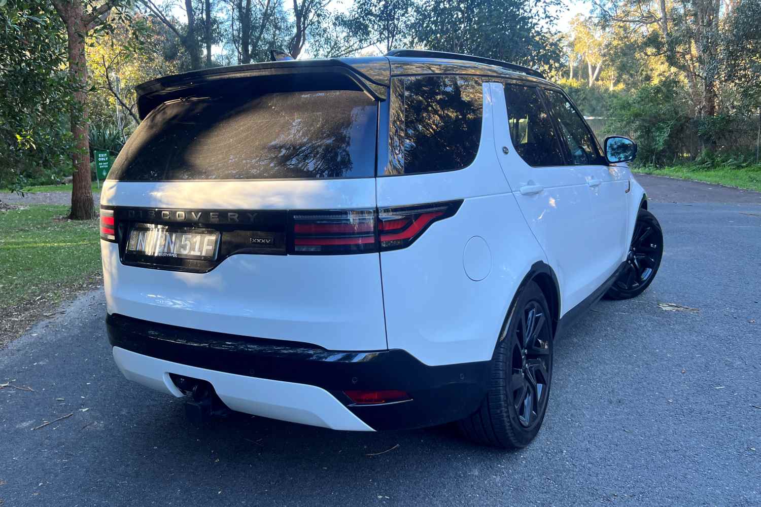 Land Rover Discovery D350 35TH Anniversary edition rear quarter 1