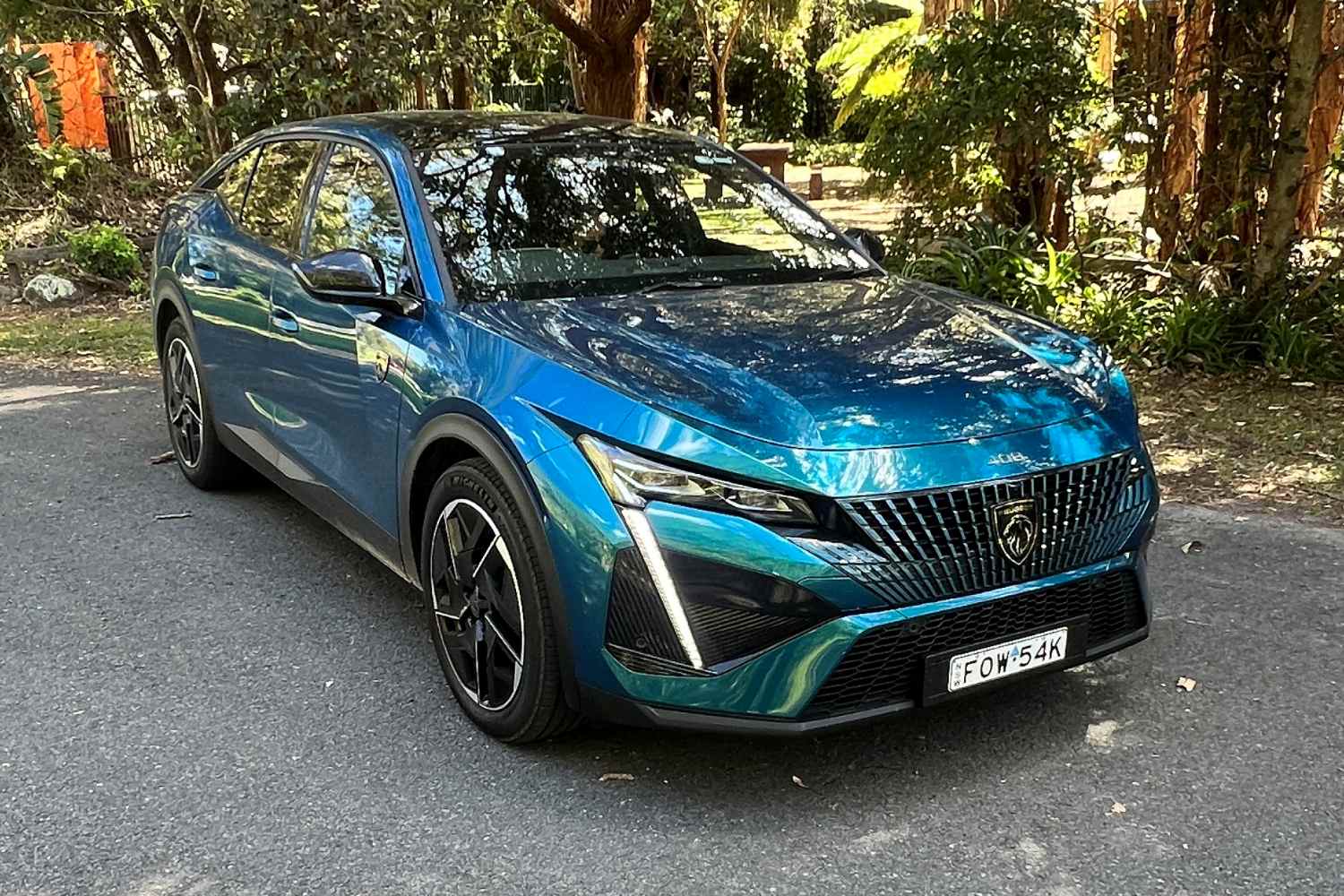Peugeot 408 GT Hybrid front quarter 1