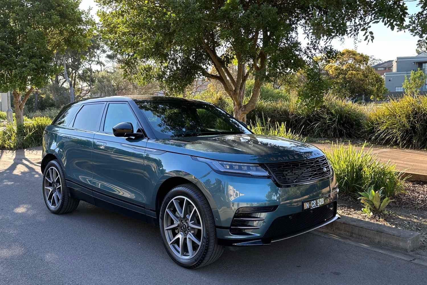 Range Rover Velar P400 e Autobiography front quarter 1