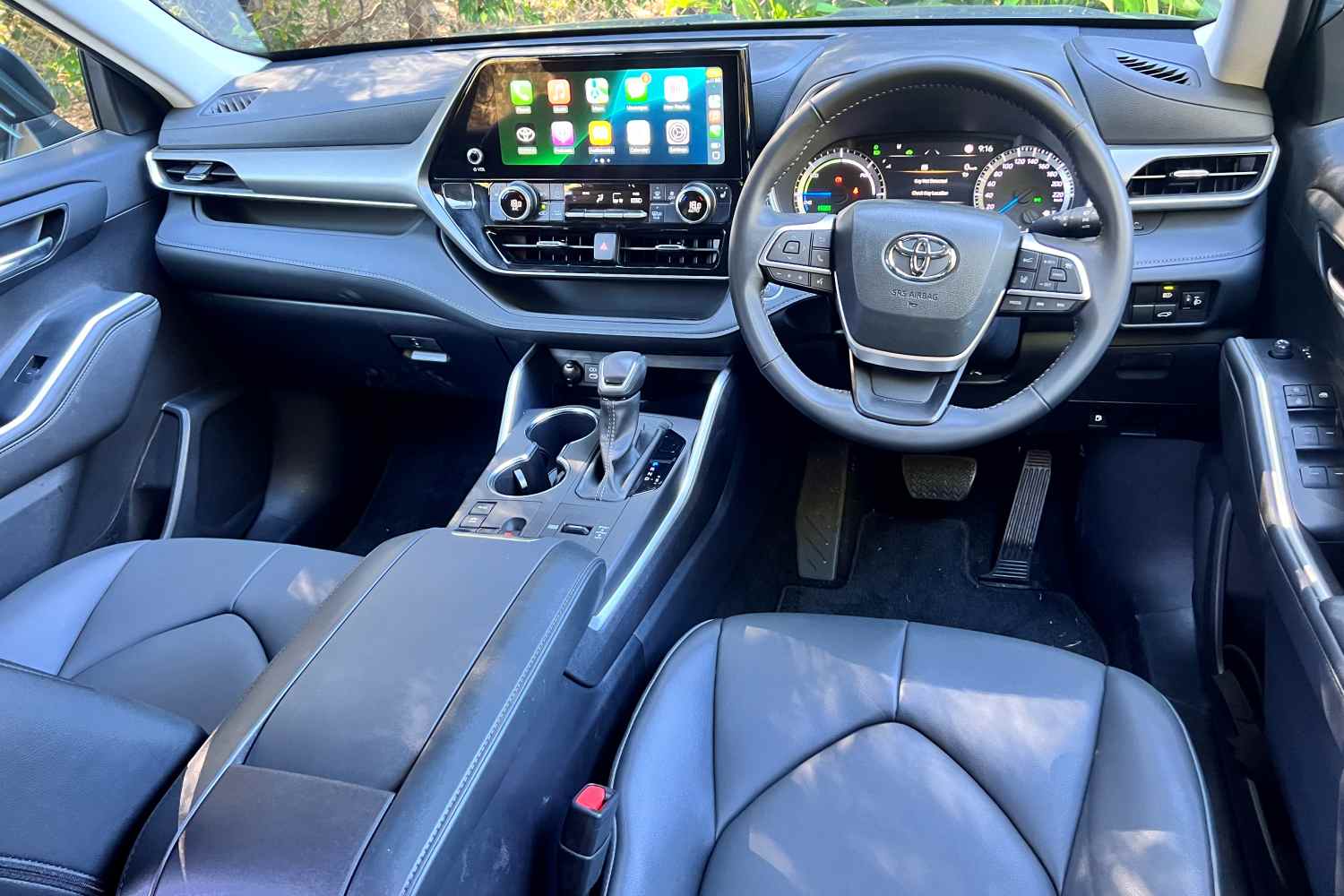 Tpypta Kluger GXL Hybrid interior front 1