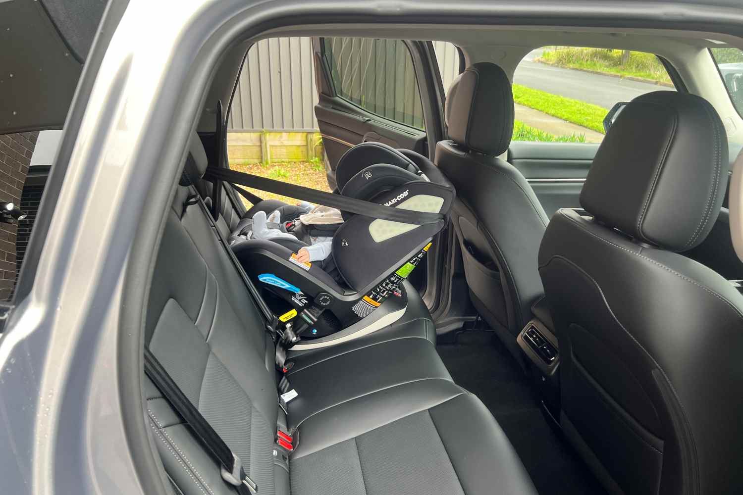 Haval H7 back seat with baby seat 1