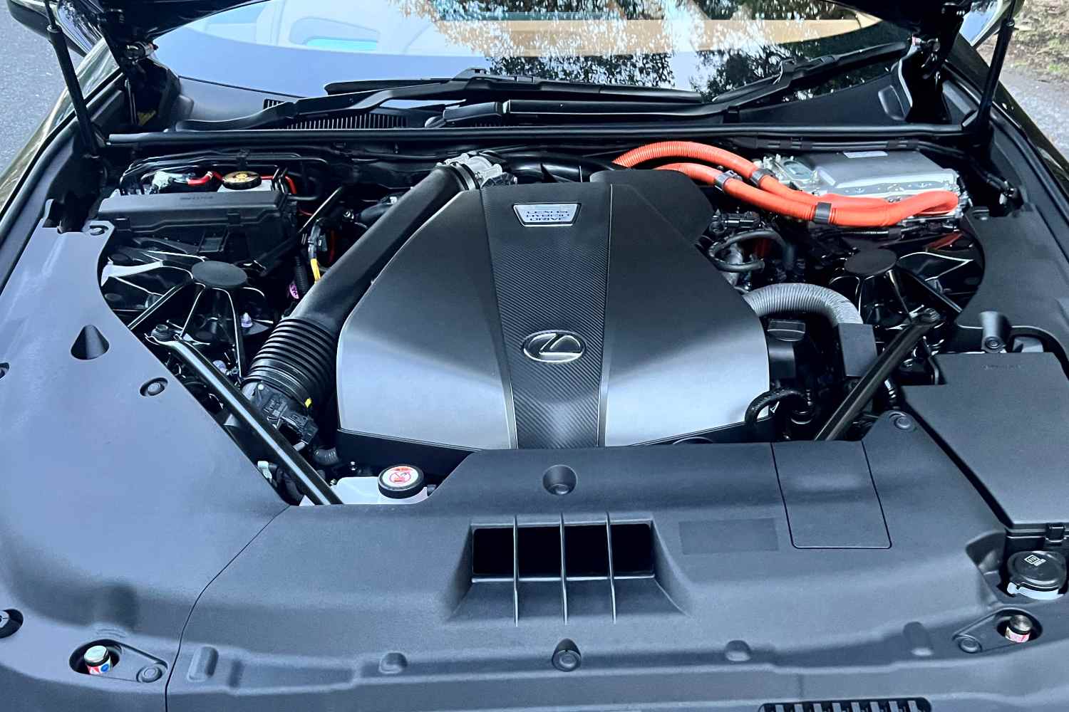 Lexus LC500h coupe engine 1