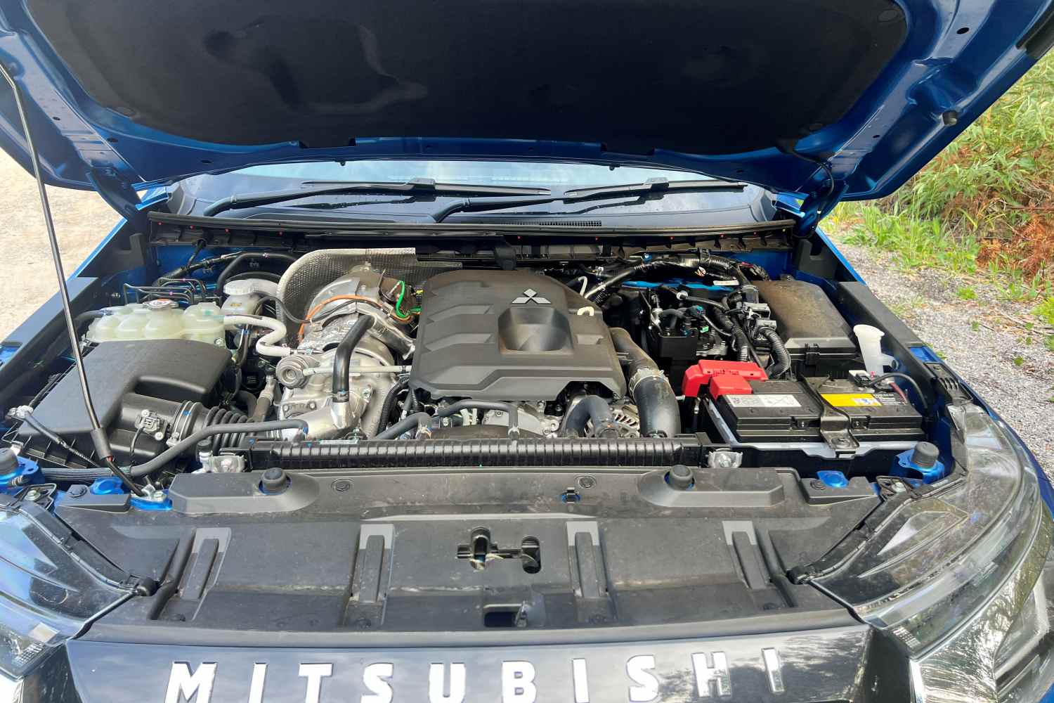 Mitsubishi Triton GLS Dual cab tray back 4WD Ute engine 1