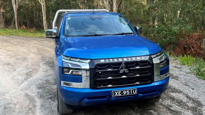 Mitsubishi Triton GLS Dual cab tray back 4WD Ute front 1