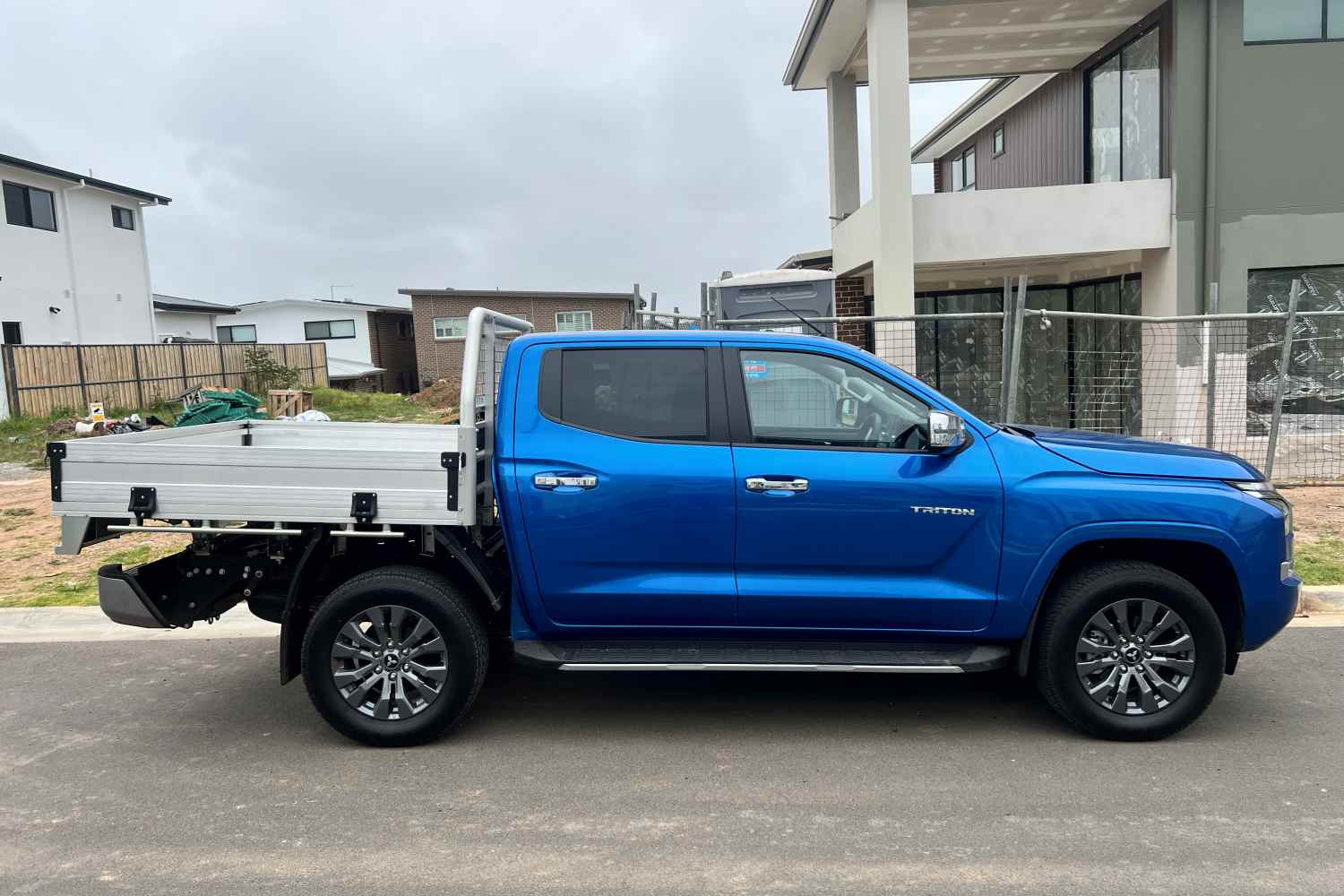 Mitsubishi Triton GLS Dual cab tray back 4WD Ute profile 1