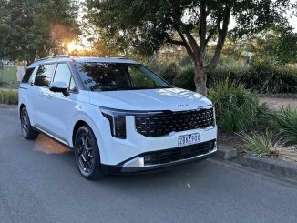 2025 Kia Carnival GT-Line hybrid front quarter 1