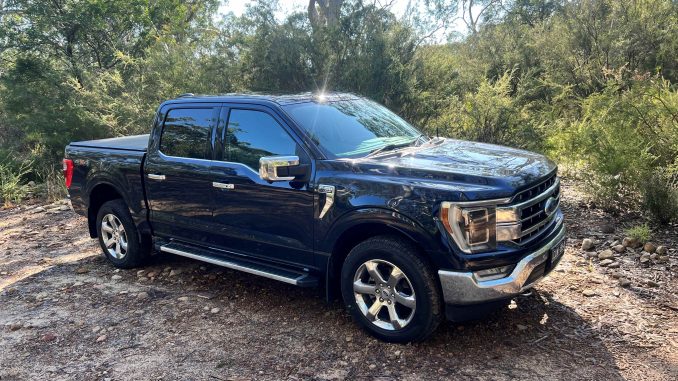 Ford F-150 Lariat front quarter 2