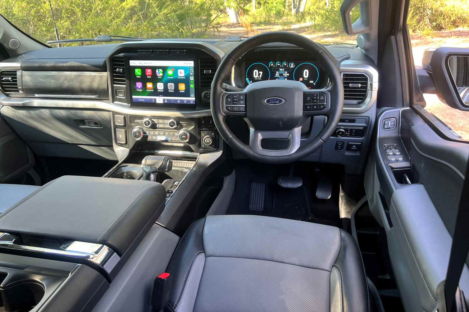 Ford F-150 Lariat internal front 2