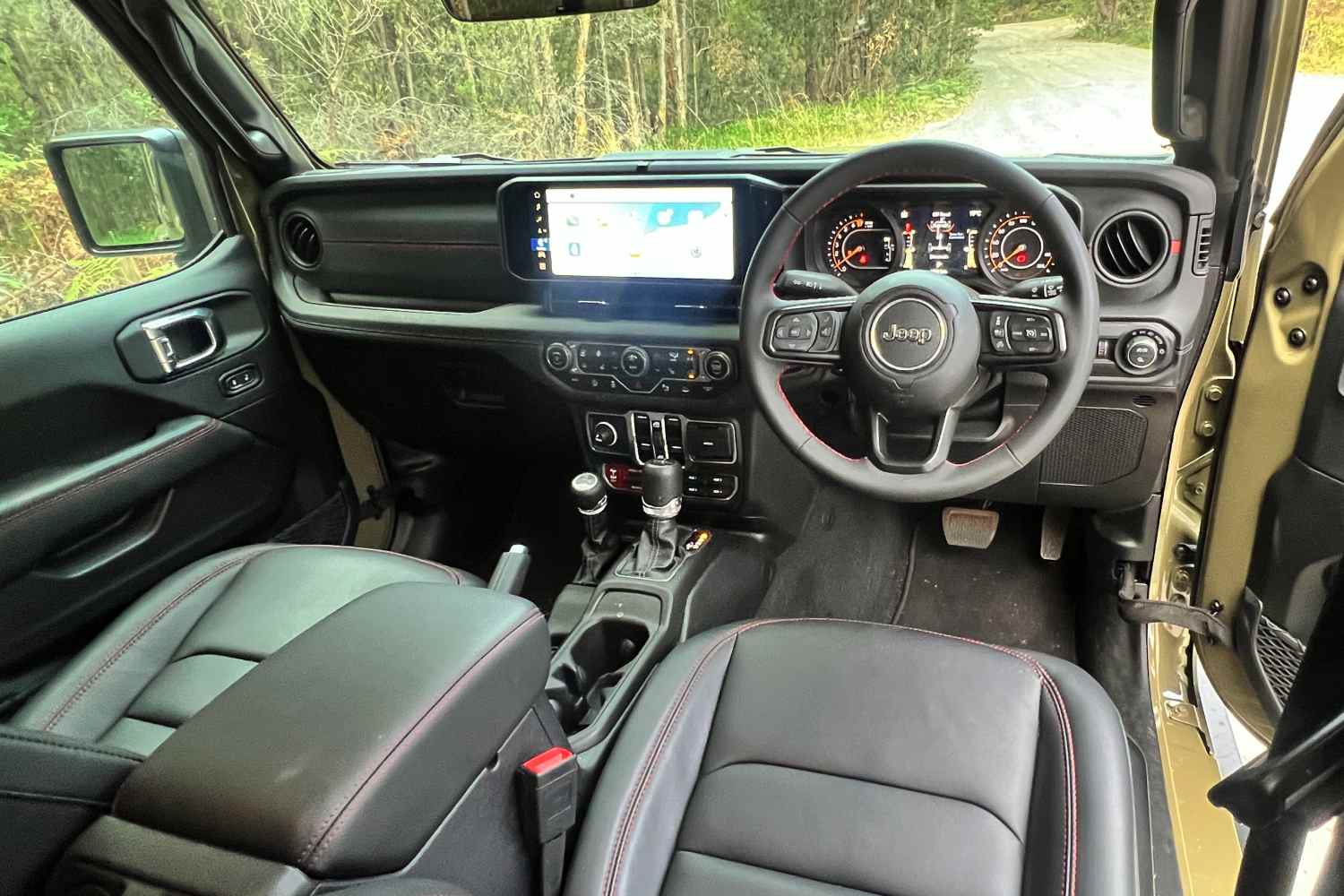 Jeep Gladiator Rubicon front interior 1