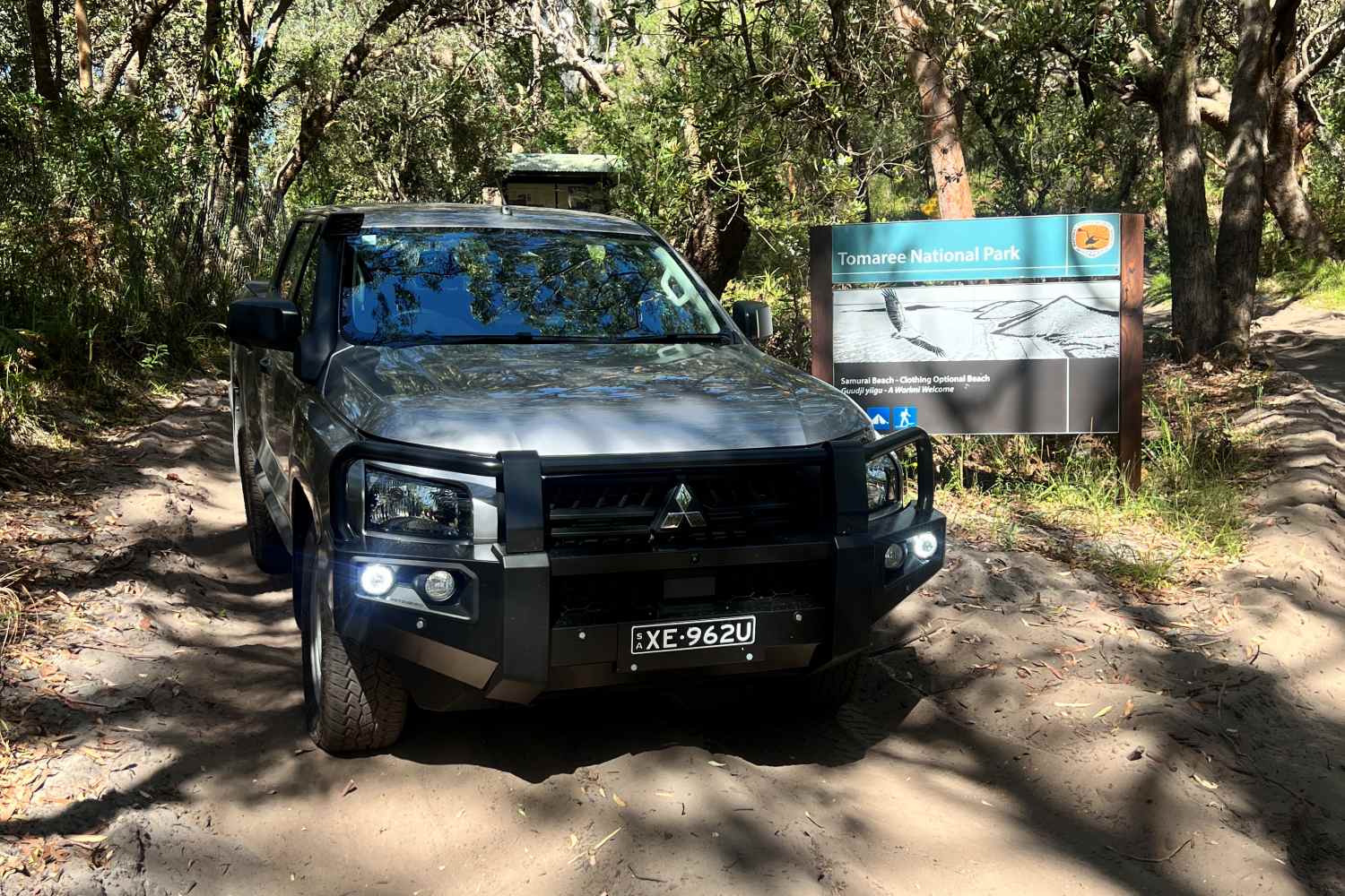 Mitsubishi Triton GKX DC Pick Up front grill 1