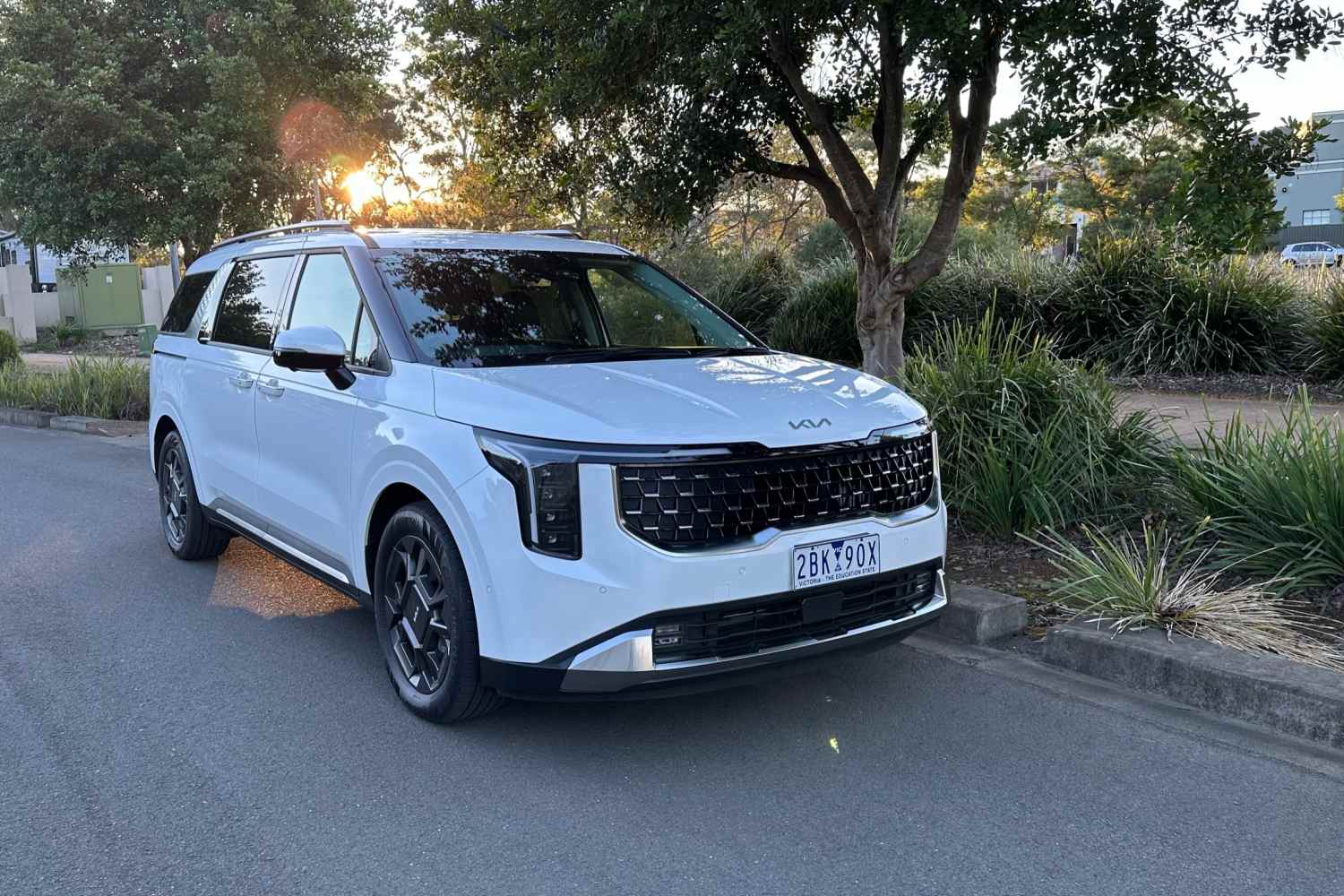 2025 Kia Carnival GT-Line hybrid front quarter 1